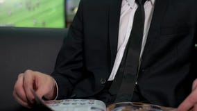Rivista della lettura dell'uomo di affari video d archivio Rivista della lettura dell'uomo di affari video d archivio