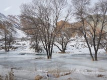 Rivière congelée sur le chemin de Kochkor à Chaek, oblast de Naryn, Kirghizistan, l'Asie centrale images stock Rivière congelée sur le chemin de Kochkor à Chaek, oblast de Naryn, Kirghizistan, l'Asie centrale images stock