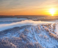 Rivière de forêt pendant le crépuscule froid d'hiver, vue supérieure image stock Rivière de forêt pendant le crépuscule froid d'hiver, vue supérieure image stock