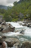 Rivière rapide de montagne en Norvège parmi des rochers image stock Rivière rapide de montagne en Norvège parmi des rochers image stock