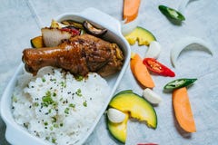 Riz avec la nourriture traditionnelle de plat de poulet images libres de droits Riz avec la nourriture traditionnelle de plat de poulet images libres de droits