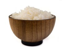 Riz dans une cuvette sur le fond blanc photo stock Riz dans une cuvette sur le fond blanc photo stock