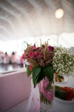 ro för pärla för inbjudan för garnering för dekor för bakgrundsboutonnierekort som gifta sig white royaltyfri fotografi ro för pärla för inbjudan för garnering för dekor för bakgrundsboutonnierekort som gifta sig white royaltyfri fotografi