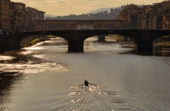 Ro på den Arno floden i Florence, Italien arkivbilder Ro på den Arno floden i Florence, Italien arkivbilder