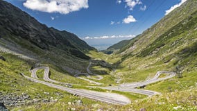 Road en de Machtslijnen van Nice in Karpatische Montains, Roemenië royalty-vrije stock afbeeldingen Road en de Machtslijnen van Nice in Karpatische Montains, Roemenië royalty-vrije stock afbeeldingen