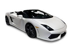 Roadster bianco con il percorso di residuo della potatura meccanica immagine stock Roadster bianco con il percorso di residuo della potatura meccanica immagine stock