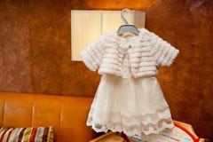 Robe blanche pour la fille accrochant sur les épaules dans l'intérieur photos libres de droits Robe blanche pour la fille accrochant sur les épaules dans l'intérieur photos libres de droits