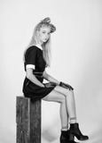 Robe noire ?l?gante d'usage blond de fille Universit? ou bonne uniforme formelle d'?cole d'?lite Vintage et r?tro style cru photos stock Robe noire ?l?gante d'usage blond de fille Universit? ou bonne uniforme formelle d'?cole d'?lite Vintage et r?tro style cru photos stock
