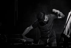 Roberto Fonseca und Temperamento leben Darstellung an Fabrica De Arte Cubano lizenzfreie stockfotografie Roberto Fonseca und Temperamento leben Darstellung an Fabrica De Arte Cubano lizenzfreie stockfotografie