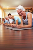 robi grupy szczęśliwi pilates zdjęcia stock robi grupy szczęśliwi pilates zdjęcia stock