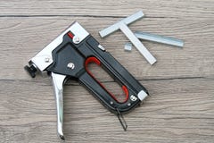 Robi mię - zszywaczy i Staples DIY narzędzia odizolowywający na zdjęcie stock Robi mię - zszywaczy i Staples DIY narzędzia odizolowywający na zdjęcie stock