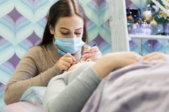 Robić nagromadzeniu nowe rzęsy przed dziewczyną zdjęcie stock Robić nagromadzeniu nowe rzęsy przed dziewczyną zdjęcie stock