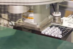 Robot di precisione e di tecnologia avanzata con il vuoto automatico per il prodotto del fermo con il nastro trasportatore immagine stock libera da diritti Robot di precisione e di tecnologia avanzata con il vuoto automatico per il prodotto del fermo con il nastro trasportatore immagine stock libera da diritti