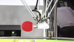 Robot jouant le ping-pong de ping-pong sur le support d'Omron sur Messe juste à Hanovre, Allemagne banque de vidéos Robot jouant le ping-pong de ping-pong sur le support d'Omron sur Messe juste à Hanovre, Allemagne banque de vidéos