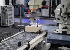 Robot r?ki ?adowanie w fabryce obraz stock Robot r?ki ?adowanie w fabryce obraz stock
