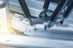 Robot ręki chwyt dla elektronicznej linii montażowej zdjęcie royalty free Robot ręki chwyt dla elektronicznej linii montażowej zdjęcie royalty free