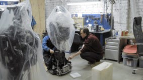 Robotar för fabrik för tillverkning av Teknikern undersöker roboten Skapar en ny robot i labbet Reparationsrobot lager videofilmer Robotar för fabrik för tillverkning av Teknikern undersöker roboten Skapar en ny robot i labbet Reparationsrobot lager videofilmer