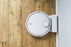 Robotdammsugare p? tr?golv ?vre sikt Smart hembegrepp Automatisk lokalv?rd royaltyfria foton Robotdammsugare p? tr?golv ?vre sikt Smart hembegrepp Automatisk lokalv?rd royaltyfria foton
