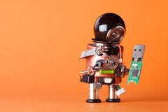 Roboter mit usb-Blitzspeicherstock Datenspeicherung und Robotertechnologiekonzept, Spaßspielzeugcharakterschwarz-Sturzhelmkopf Ko Lizenzfreie Stockbilder Roboter mit usb-Blitzspeicherstock Datenspeicherung und Robotertechnologiekonzept, Spaßspielzeugcharakterschwarz-Sturzhelmkopf Ko Lizenzfreie Stockbilder