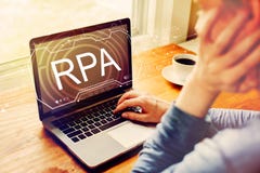 Robotic begrepp f?r processautomation med mannen som anv?nder en b?rbar dator royaltyfria bilder Robotic begrepp f?r processautomation med mannen som anv?nder en b?rbar dator royaltyfria bilder