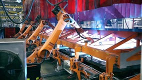 Robots de soldadura en fábrica industrial almacen de video Robots de soldadura en fábrica industrial almacen de video