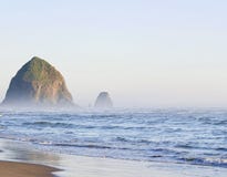 Roca del Haystack en la playa del cañón, Oregon, los E.E.U.U. Imagenes de archivo Roca del Haystack en la playa del cañón, Oregon, los E.E.U.U. Imagenes de archivo