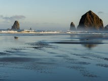 Roca del Haystack, playa del cañón, Oregon Fotos de archivo libres de regalías Roca del Haystack, playa del cañón, Oregon Fotos de archivo libres de regalías