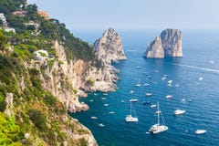 Rocas de Faraglioni de la isla de Capri, Italia Imágenes de archivo libres de regalías Rocas de Faraglioni de la isla de Capri, Italia Imágenes de archivo libres de regalías