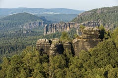 Rocce, foreste e cielo blu dell'arenaria in Germania Svizzera immagine stock Rocce, foreste e cielo blu dell'arenaria in Germania Svizzera immagine stock