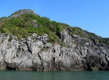 Rochas e ilhas da baía longa do Ha perto da ilha de Cat Ba, Vietname imagem de stock Rochas e ilhas da baía longa do Ha perto da ilha de Cat Ba, Vietname imagem de stock
