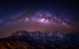 Roche de bawi d'Ulsan avec la galaxie de manière laiteuse sur des montagnes de Seoraksan en hiver, Corée Image stock Roche de bawi d'Ulsan avec la galaxie de manière laiteuse sur des montagnes de Seoraksan en hiver, Corée Image stock