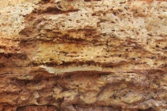 Roche, structure de layeres, nuances brunes, jaunes, rouges chaudes image stock Roche, structure de layeres, nuances brunes, jaunes, rouges chaudes image stock
