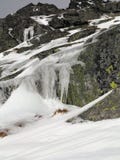 Roches glaciales de montagne Roches couvertes de revêtement vert Glaçons pendant des roches photos libres de droits Roches glaciales de montagne Roches couvertes de revêtement vert Glaçons pendant des roches photos libres de droits