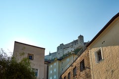 Rockera på en kulle ovanför Salzburg, med gamla byggnader och blå himmel royaltyfria bilder Rockera på en kulle ovanför Salzburg, med gamla byggnader och blå himmel royaltyfria bilder