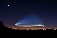 Rocket Launch alla notte fotografia stock libera da diritti Rocket Launch alla notte fotografia stock libera da diritti