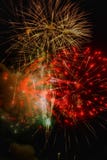 Rockets Red Glare: Fogos-de-artifício na exposição imagens de stock royalty free Rockets Red Glare: Fogos-de-artifício na exposição imagens de stock royalty free