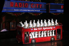 Rockettes bij de RadioZaal van de Muziek van de Stad, de Stad van New York Rockettes bij de RadioZaal van de Muziek van de Stad, de Stad van New York