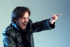 Rockmusiker, -fan oder -radfahrer Ein Kerl mit einem Bart in einer schwarzen Jacke schreiend und Daumen herauf Symbol zeigend ist stockbilder Rockmusiker, -fan oder -radfahrer Ein Kerl mit einem Bart in einer schwarzen Jacke schreiend und Daumen herauf Symbol zeigend ist stockbilder