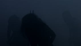 Rockowy muzyk bawić się gitarę Rockowej grupy spełnianie na scenie Solo gitara gang zbiory Rockowy muzyk bawić się gitarę Rockowej grupy spełnianie na scenie Solo gitara gang zbiory