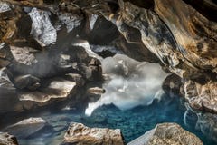 Rocky Icelandic Geothermal Grotto royaltyfri bild Rocky Icelandic Geothermal Grotto royaltyfri bild