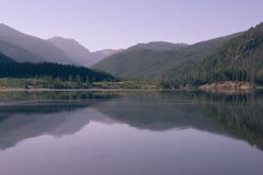 Rocky Mountains que reflete no lago Granby, Colorado imagem de stock royalty free Rocky Mountains que reflete no lago Granby, Colorado imagem de stock royalty free