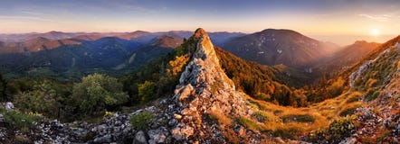 Rocky Panorama de coucher du soleil dans le paysage de vallée de montagne image libre de droits Rocky Panorama de coucher du soleil dans le paysage de vallée de montagne image libre de droits
