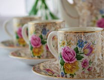 Rocznik, antyk, Crownford Burslem demitasse porcelanowe filiżanki z róża projektem obraz royalty free Rocznik, antyk, Crownford Burslem demitasse porcelanowe filiżanki z róża projektem obraz royalty free