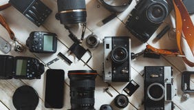 Rocznik Ekranowa kamera, Cyfrowa kamera I Smartphone Na Białym Drewnianym tło technologii rozwoju pojęciu, Odgórny widok obrazy royalty free Rocznik Ekranowa kamera, Cyfrowa kamera I Smartphone Na Białym Drewnianym tło technologii rozwoju pojęciu, Odgórny widok obrazy royalty free