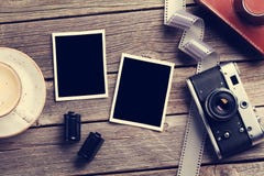Rocznik kamery i puste miejsce fotografii ramy fotografia stock Rocznik kamery i puste miejsce fotografii ramy fotografia stock