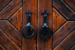 Rocznik kruszcowe drzwiowe rękojeści czernią na drewnianym tle, pojęcie autentyczni przedmioty, kopii przestrzeń zdjęcia royalty free Rocznik kruszcowe drzwiowe rękojeści czernią na drewnianym tle, pojęcie autentyczni przedmioty, kopii przestrzeń zdjęcia royalty free