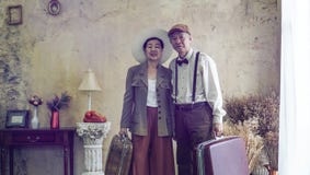 Rocznik mody pary retro Azjatyckiej starszej podróży luksusowa wycieczka aft obrazy stock Rocznik mody pary retro Azjatyckiej starszej podróży luksusowa wycieczka aft obrazy stock
