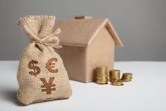 Rocznik torba z znakiem i kolor żółty monetami na tle rzemiosło postać dom dolara, euro i Juan, domowy ubezpieczenie obraz stock Rocznik torba z znakiem i kolor żółty monetami na tle rzemiosło postać dom dolara, euro i Juan, domowy ubezpieczenie obraz stock