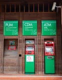 Rocznika ATM automatycznego narratora stylowa maszyna robić drewniani Tajlandzcy banki komercyjni W benzynowej stacji Dla gotówko zdjęcia royalty free Rocznika ATM automatycznego narratora stylowa maszyna robić drewniani Tajlandzcy banki komercyjni W benzynowej stacji Dla gotówko zdjęcia royalty free