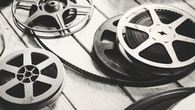 Rocznika filmu pasek odizolowywający na drewnianej podłoga zdjęcie royalty free Rocznika filmu pasek odizolowywający na drewnianej podłoga zdjęcie royalty free